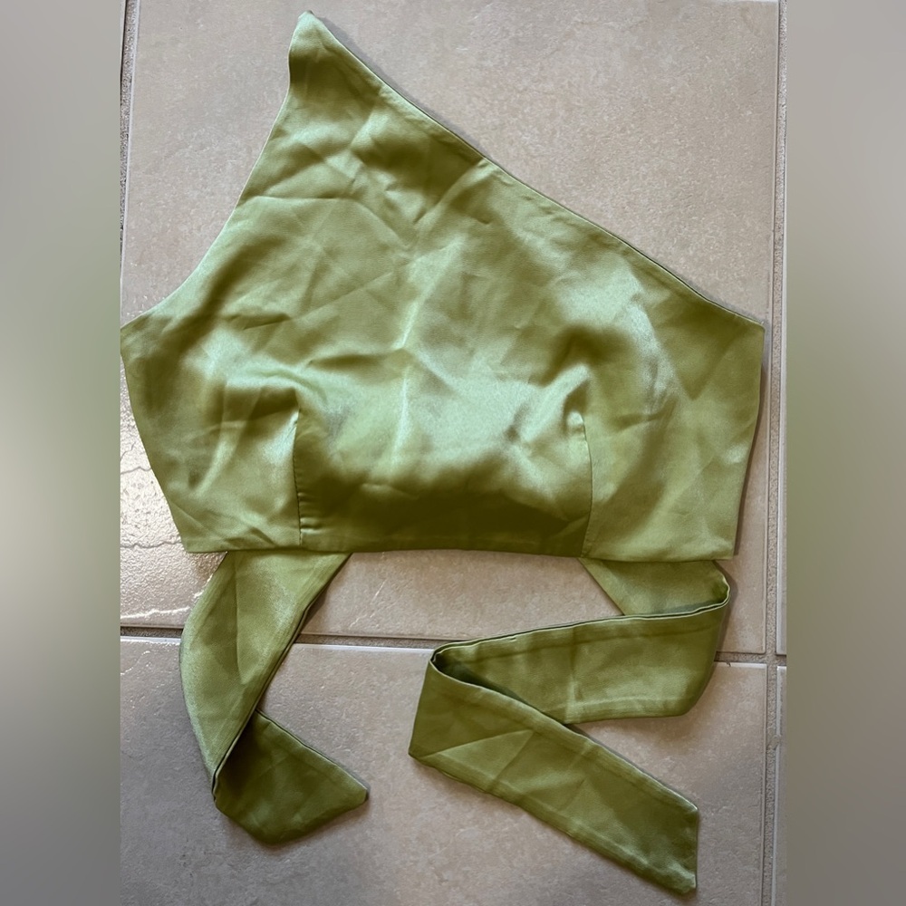 NIAY WOMEN’S SIZE 6 GREEN SATIN ONE-SHOULDER TIE UP SLEEVELESS CROPPED TOP